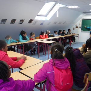Explication en salle pour la plate