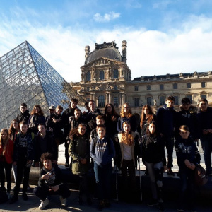 Le groupe devant le Louvre