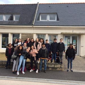 Le groupe devant le Centre des Abeilles