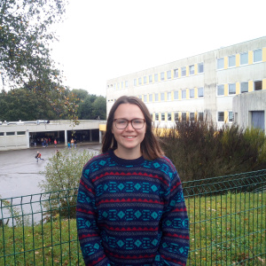 Erin devant le collège