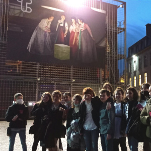 Le groupe devant le théâtre