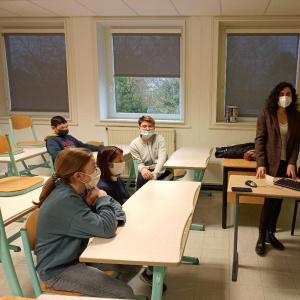 Sara et quelques élèves de 5e