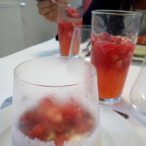 L'entrée, "verrine italienne - pesto, mousse de mozzarella et tomate