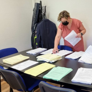 Mme Pérennès et Mme Balin en pleine préparation des dossiers d'inscription 6e