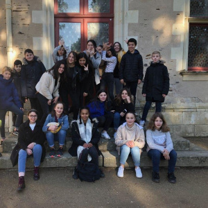 Le groupe devant le Chateau du Pin
