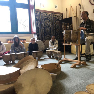 Initiation aux Tbila, des tambours jumelés