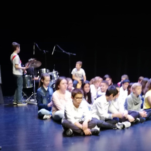 Les chanteurs et chanteuses attendent leur tour.